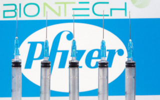 Doses da vacina Pfizer/BioNTech serão distribuídas aos 26 estados do país e ao Distrito Federal.