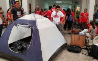 Fotos mostram que grevistas instalaram, dentro da Câmara Legislativa, barracas, colchões e instrumentos musicais