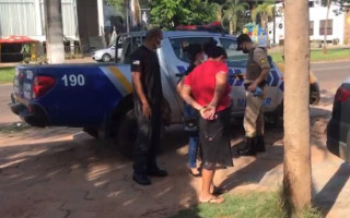 Mulher chegando na Delegacia de Plantão de Araguaína. 