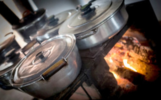 Comida curraleira sendo preparada no fogão à lenha.