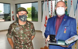 Carlesse recebeu a Medalha do Pacificador nas mãos do coronel Carlos Gabriel Brusch Nascimento, comandante do 22° BI.