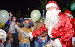 Papai Noel distribuiu presentes às crianças que compareceram à festa
