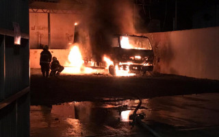 Caminhão ficou destruído pelo fogo