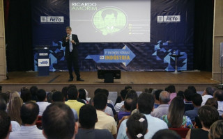 Economista Ricardo Amorim palestrou em auditório lotado sobre oportunidades e ciclos econômicos