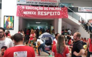 Com 16 dias de greve, os professores iniciam greve de fome