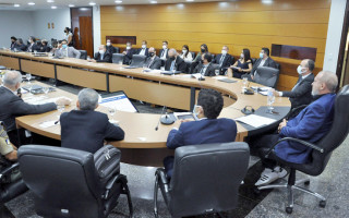 Governador Mauro Carlesse em reunião com secretários
