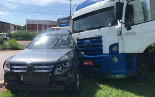 Caminhonete ficou com a lateral direita destruída. 