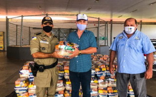 Sindicato Rural em parceria com o 2º BPM doa cestas básicas para Campanha Hora de Doar