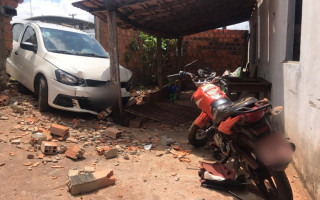 Carro colidu contra o muro de uma casa. 