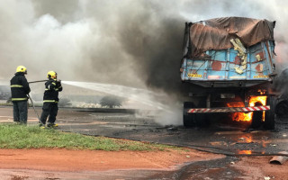 Carretas pegam fogo na BR-153 em Araguaína 