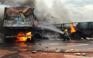 Bombeiros controlando o incêndio na BR 153 