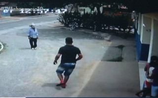 Câmeras de segurança registraram o momento em que o suspeito deixou o local do crime.