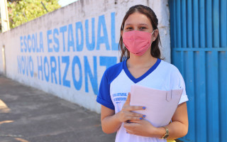 Estudante retira roteiro de atividades em unidade de ensino de Palmas 