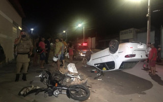 Acidente aconteceu na noite deste domingo, 20.