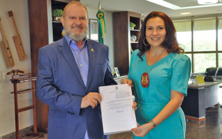 Governador Mauro Carlesse ao lado da delegada-geral Raimunda Bezerra.