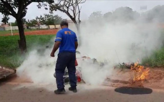 Homem ateou fogo na própria moto.