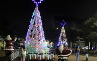 O destaque da decoração é uma árvore de Natal feita com garrafas pet, na Praça das Nações.