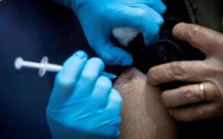 Mais de 2 milhões de pessoas foram imunizadas contra a covid-19 em 2020.
