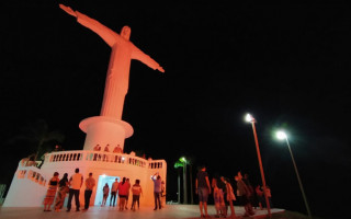 No mês de dezembro, o Cristo terá a cor vermelha em alusão ao Natal e ao mês da doação de sangue
