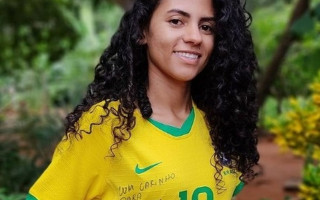 Blogueira Alessandra Araújo recebe presente da rainha Marta 