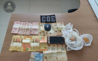 Drogas, dinheiro e objetos apreendidos pela polícia.