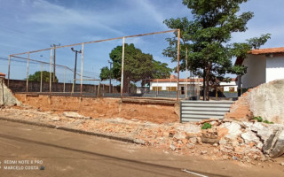 Muro de escola municipal desabou há 15 dias, segundo moradores. 