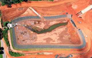 Reservatório controla o escoamento da água das chuvas com um armazenamento temporário