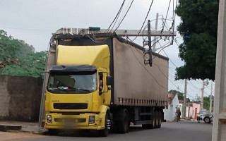 Caminhão colidiu em poste na Av. Castelo Branco.