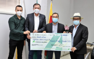 O cheque simbólico foi entregue nesta sexta (08) pelo superintendente do Basa, Marivaldo Melo.