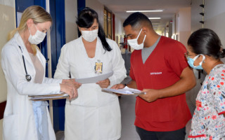 Equipe da unidade, realiza diariamente o round, que é uma discussão interdisciplinar para uma alta segura.