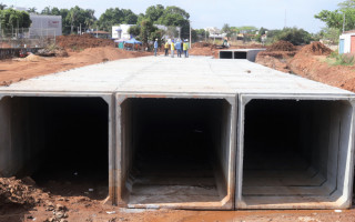 As grandes estruturas pré-moldadas de concreto servirão para a canalização dos córregos Neblina e Canindé.