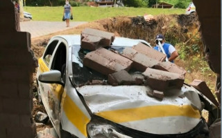 Carro ficou danificado.