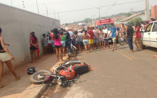 Motociclista recebeu primeiros socorros, mas não resistiu.