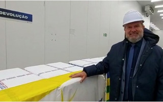 Mauro Carlesse ao lado das doses que serão enviadas ao Tocantins