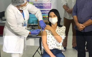 Técnica de enfermagem Deuzélia Vieira, primeira a ser vacinada em Araguaína.
