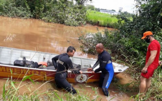 Homens do corpo de Bombeiros fazem buscas 