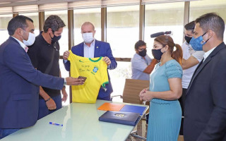 Pentacampeão mundial de futebol Edmílson Moraes presenteou Governador Carlesse e destacou potencial do Tocantins.