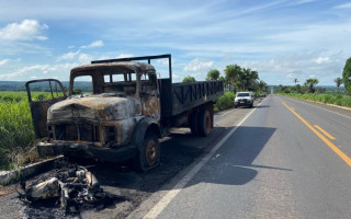 Veículos pegaram fogo depois da colisão.