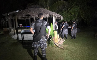 A realização da festa foi interrompida pela polícia.