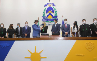 Solenidade de posse reuniu autoridades dos poderes legislativo e executivo. 