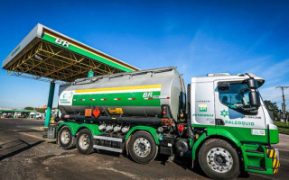 Caminhão-tanque em refinaria da Petrobras em Canoas (RS)