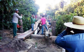 Pequenos produtores resolveram construir ponte por falta de apoio do poder público 