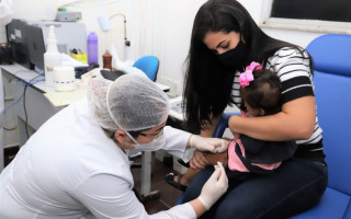 Nesta quinta-feira, 28, as crianças receberam a imunização no Hospital Municipal Dr. Eduardo Medrado.