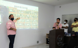    Secretário da Fazenda, Fabiano Souza, apresentando a plataforma aos empresários 