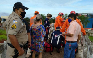 Homem recebe atendimento dos Bombeiros e Samu. 