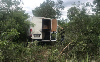 Carro da empresa foi abandonado em um matagal, de onde foi retirada a carga de cigarro. 