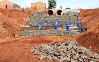 Os muros de gabiões são estruturas metálicas preenchidas com pedras que formam uma contenção estável.