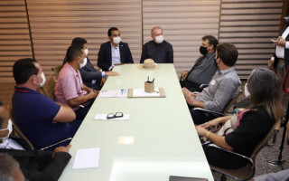 O encontro com os prefeitos foi intermediado pelos deputados estaduais deputada Claudia Lelis e Fabion Gomes 