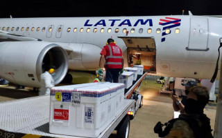chegada do novo lote de vacinas Coronavac no  aeroporto Brigadeiro Lysias.