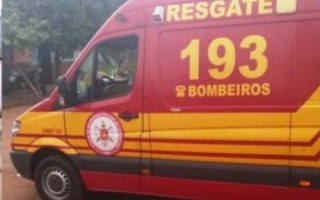 Bombeiros prestaram socorro à vítima no local do crime. 